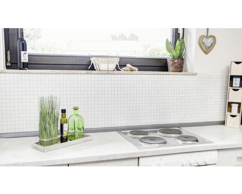 Keukenscène met kookplaat, decoratie en tegels