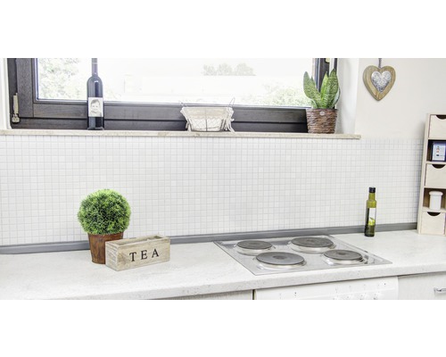 Keukenscène met kookplaat, tegels en decoratie