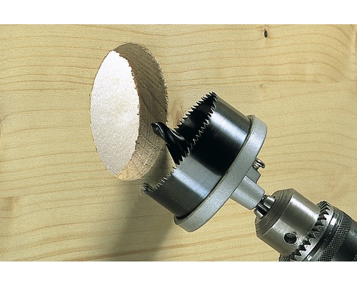 Gatzagenboor maakt een gat in een houten plank