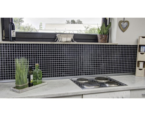 Keukenscène met mozaïektegels, kookplaat en decoratie