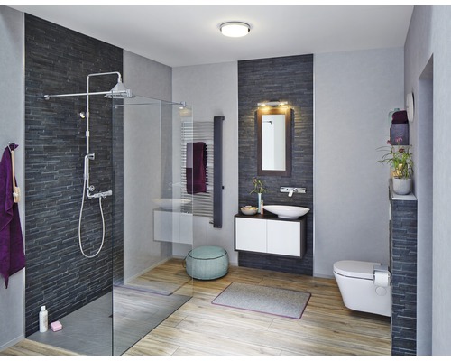 Lichte badkamer met douche, wastafel, toilet en houten vloer