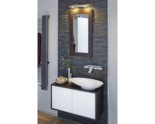 Badkamer met wastafel, spiegel en handdoekradiator