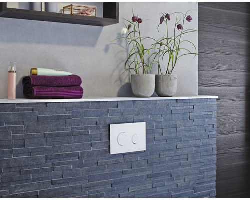 Badkamerontwerp met grijze stenen muur, plank met handdoeken en planten