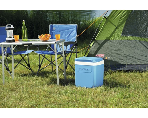 Kampeerscène met tafel, stoelen, koelbox en tent