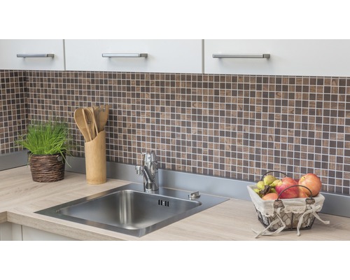 Spoelbak met kraan, decoratie en mozaïektegels