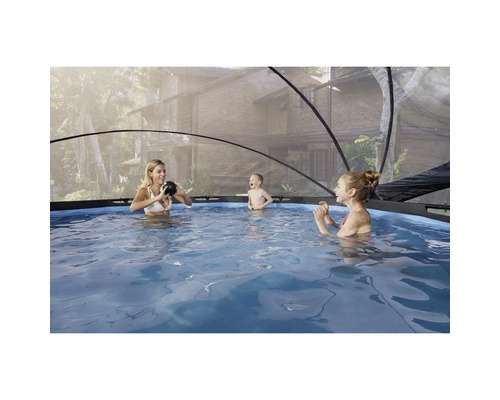 Familie met zwembadoverdekking brengt tijd door in het zwembad