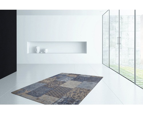 Vloerkleed met patchworkmotief in een heldere kamer