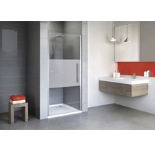 Moderne badkamer met douchecabine, wastafel en opbergruimte