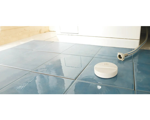Scène met watersensor, wateraansluiting en tegelvloer
