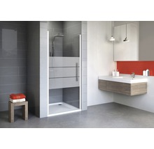 Moderne badkamer met douchecabine, wastafel en handdoeken