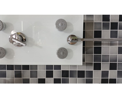 Douche-element met meerdere douchekoppen en armatuur voor een mozaïekwand
