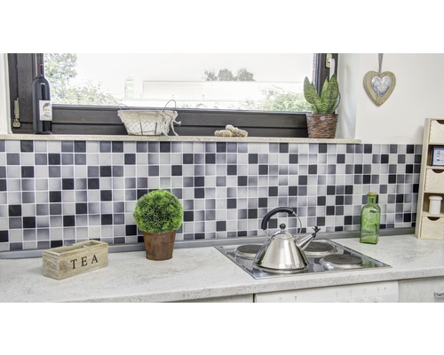 Keukenscène met vierkante tegels in zwart en grijs, theepot en decoraties