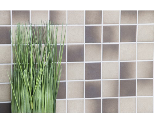 Decoratieve groene grassen voor een muur van keramische mozaïektegels