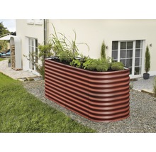 Metalen verhoogde tuinbak met planten in de tuin