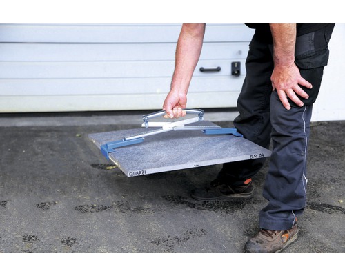 Man draagt tegel met tegeldrager