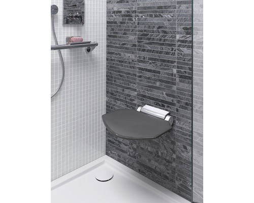 Douchecabine met gemonteerde opklapbare douchestoel en handgreep