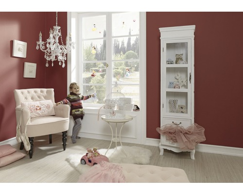 Meisjeskamer met fauteuil, vitrinekast, kroonluchter en raamdecoratie