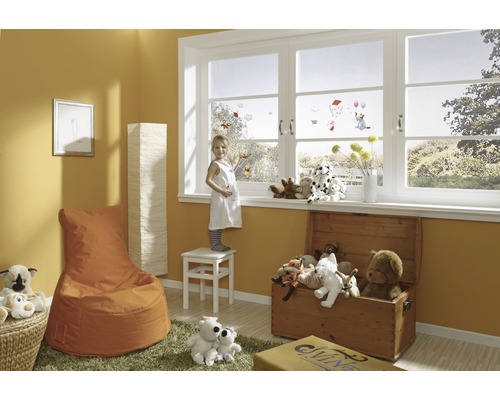 Lichte kinderkamer met raam, zitzak, kind en speelgoedkist