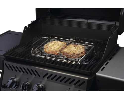 Barbecue met geroosterd brood in broodrooster.