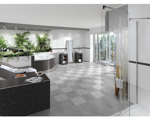 Ruime badkamer met bad, douche en wastafels