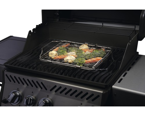 Groenten in een grillpan op een barbecue