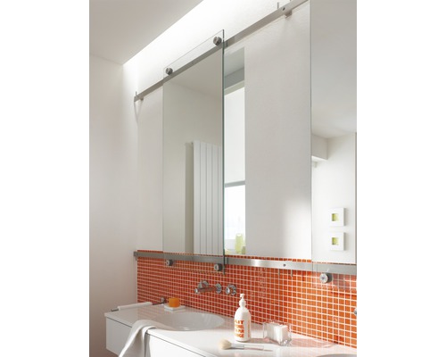 Badkamer met verschuifbare spiegel, wastafel en oranje mozaïektegels