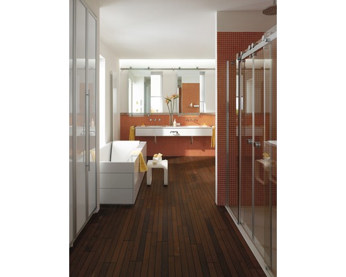 Lichte badkamer met bad, wastafel, douche en houten vloer