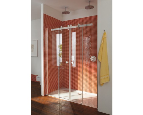 Badkamer met glazen douchecabine en rood betegelde muur