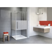 Moderne badkamer met douchecabine, wastafel en spiegel