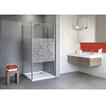 Moderne badkamer met douchecabine, wastafel en spiegel