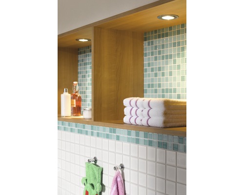 Badkamer met planken, handdoeken en tegels