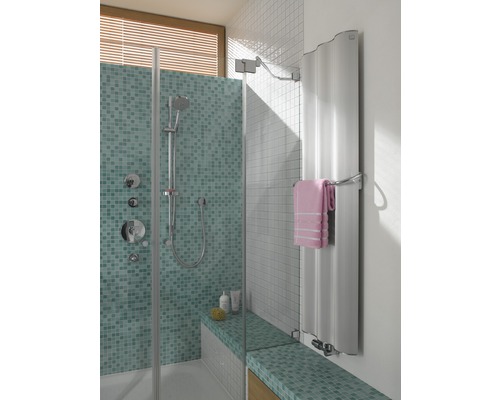 Lichte badkamer met douche, zitbank en radiator