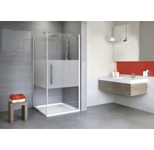 Badkamer met douche met gedeeltelijk gesatineerd glas, wastafel en kruk met handdoeken