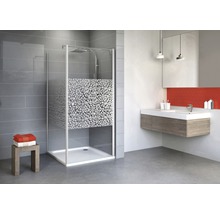 Badkamer met douchecabine en wastafel