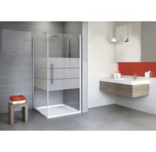 Moderne badkamer met glazen douchecabine en wastafel met onderkast
