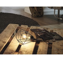 Decoratieve lamp met geometrische lampenkap op houten pallet