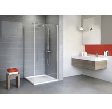 Moderne badkamer met douchecabine, wastafel en spiegel