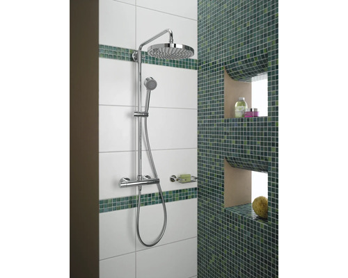Badkamer met douchearmatuur en mozaïektegels
