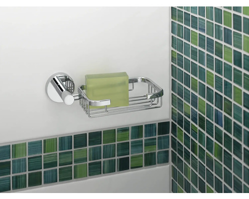 Metalen zeepbakje met zeep voor wandmontage in de badkamer