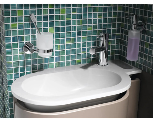 Badkamerwastafel met kraan, zeepdispenser en tandenborstelbeker voor tegelwand