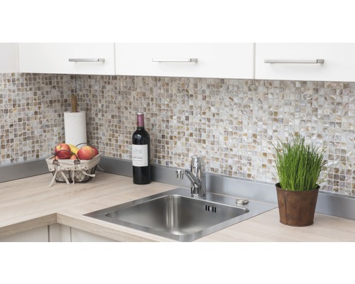 Spoelbak met kraan, tegels, wijnfles en decoratie