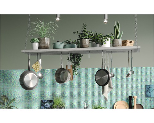 Keukenscène met hangend pannenrek, pannen, planten en keukengerei