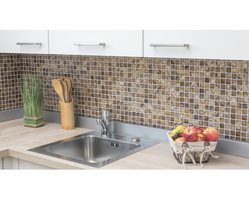 Keukenspoelbak met kraan en mozaïektegels