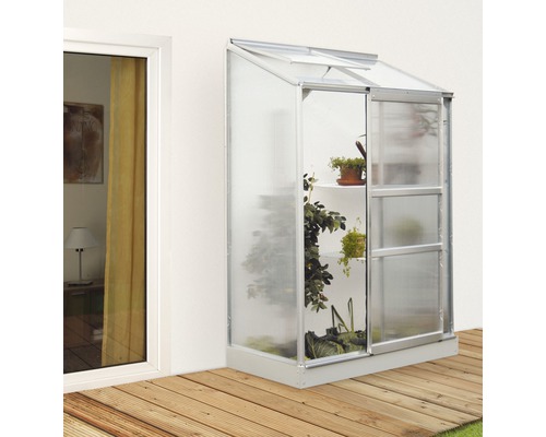 VITAVIA Muurkas Ida 900 aluminium met kanaalplaten 4 mm 131 x 69 cm Aangebouwde kas met planten naast een raam op een houten terras