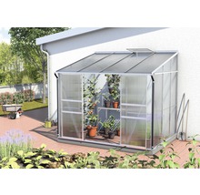 Aluminium en polycarbonaat muurkas met planten, tegen een huismuur geplaatst.