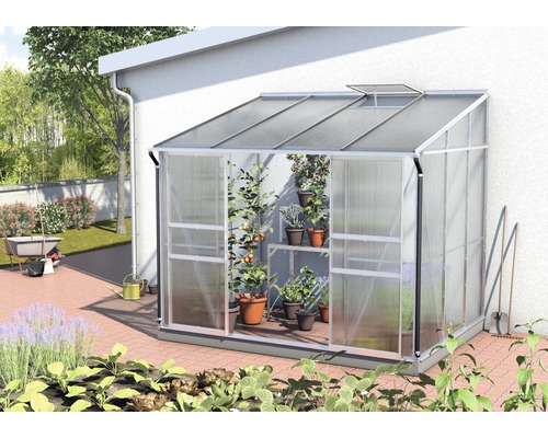 VITAVIA Muurkas Ida 5200 aluminium met kanaalplaten 4 mm 201 x 262 cm Aluminium en polycarbonaat muurkas met planten, tegen een huismuur geplaatst.