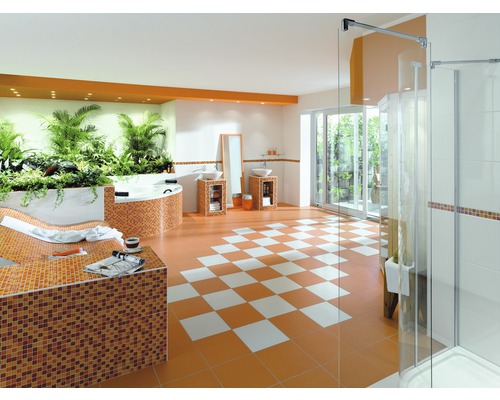 Lichte badkamer met ligbad, douche, wastafel en schaakbordtegels