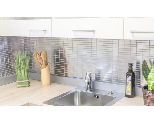 Keuken spoelbak met kraan, decoratie en zilverkleurige tegelspiegel