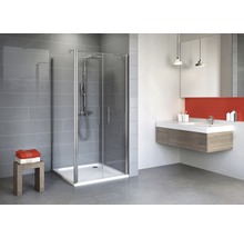 Badkamer met douchecabine, wastafel en kruk