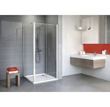 Badkamer met douchecabine, wastafel en opberghocker